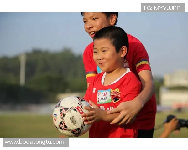 足球明星与小朋友欢乐共舞展现温馨瞬间传递快乐与梦想